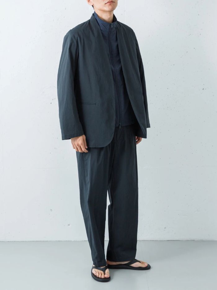 DUSTERのナイロンジャケットとパンツのセットアップに、Wide Dadのベストを投入。
あえてブラックのセットアップにダークネイビーのベストを重ねることで、単色では出せない奥行きと重厚感を演出しています。