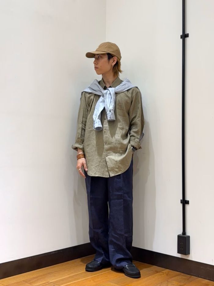 カジュアルになりがちな夏を軽やかに、そして上品に見せてくれるリネンはきやすさと雰囲気の出しやすさを兼ね備えています。コーデの一部に入れるだけでコーデを簡単にランクアップさせてくれますが、あえてコーデ全体に取り入れることで統一感が出て、コーデに抜け感と余裕感を演出してくれます。