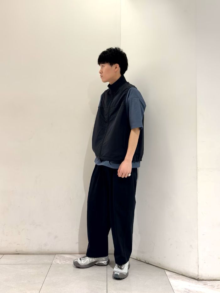 タフネスと機能美を重ねる。引き裂きに強い格子状クロスを纏った、WideDadスタイルの完成形ベスト。
カットソーやスウェットの上にプラスワンするだけで、いつものスタイルをテックな雰囲気にアップデート。