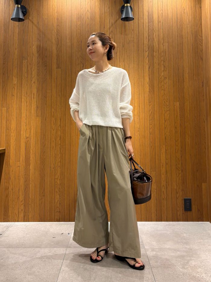 ・ニット
パリッとしていて、肌離れのよい素材です。
ゆったりしているのですが
着丈は長すぎないので
ワイドパンツとの相性も抜群です！

・パンツ
シワにもならず洗ってすぐ履けるもの
お手軽でおすすめです。

私は38を履いていて、
若干短めの丈感でした！
