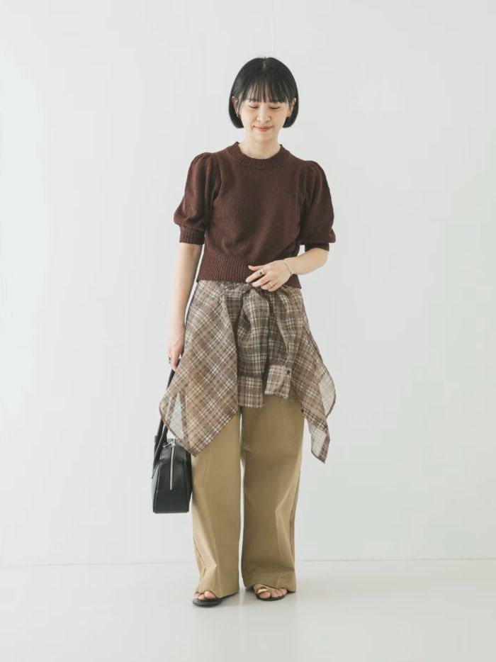 立体的で華やかなボリューム袖が、女性らしさを引き立てるショート丈ニット。
独特な表情豊かな糸を使用し、清涼感のある風合いに仕上げました。
肌離れのよいコットン素材を採用しているため、汗ばむ季節でも快適な着心地を保ちます。