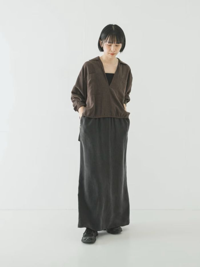 清涼感のある風合いと、裾のドロストデザインが抜け感を作るラミーレーヨンギャザーヘムシャツ。
前裾に施されたドローコードの紐を絞ってギャザーを寄せることで、ボトムスにインしなくても理想的なバランスのシルエットが完成します。