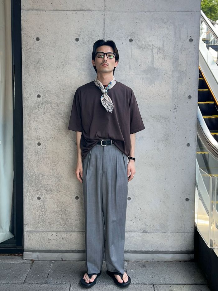 爽やかな植物系繊維と、しっとりとした高級糸を掛け合わせた極上の半袖カットソーです。
緻密に作られた布地は非常に心地よく、肌着として素肌に直接触れても優しく、さらに単体で外着として着用しても十二分にサマになる完成度を誇ります。