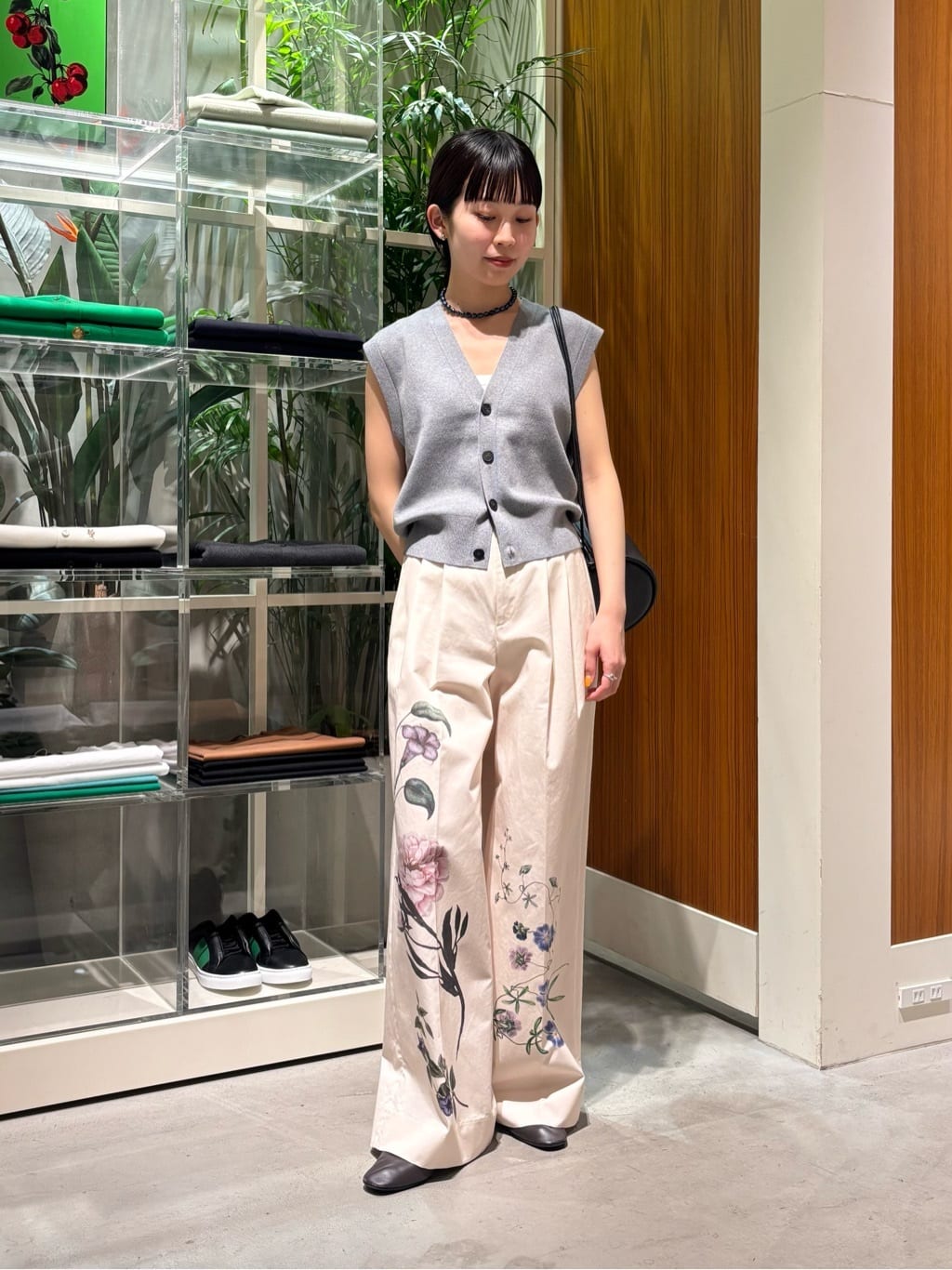 身長162㎝　〈CABaN〉コットンツイル フラワープリント2タックワイドパンツ

上質なコットンツイル素材に大胆な花柄プリントを施し、ハリと柔らかさを兼ね備えた仕上がり。
ウエストの2タックとゆったりとしたシルエットで、快適さと洗練されたエレガンスを両立。
コーディネート次第で多彩な表情を楽しめるパンツです。