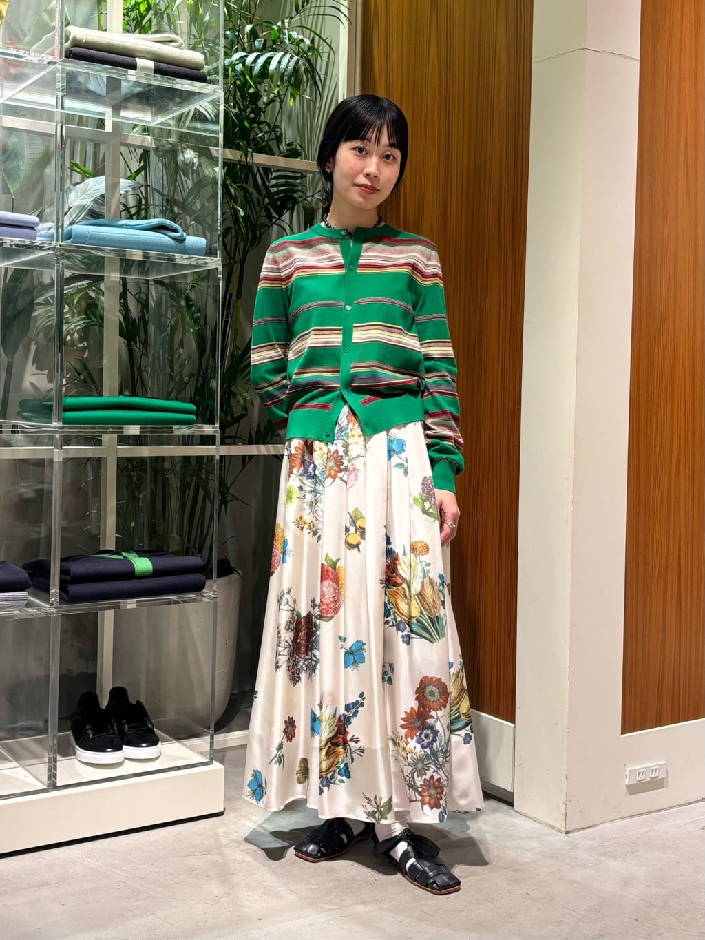 身長162㎝　〈CABaN〉シルク BOUQUETプリント フレアスカート


今季は、大胆なブーケ柄と鮮やかな色が特徴です。
トップスにはグリーンを合わせ、より華やかに春夏らしいスタイルにしました。