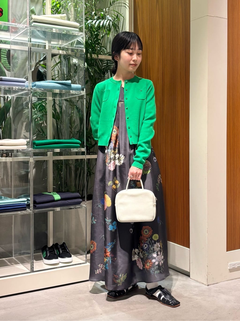 身長162㎝　〈CABaN〉シルク BOUQUETプリント キャミソールワンピース

華やかさとモダンさを兼ね備えたデザインは、花柄のレイアウトや色彩のリズムが目を引き、特別なシーンからデイリーまで幅広く対応します。
軽やかなシルク素材と、柔らかいコットンカシミヤのカーディガンを組み合わせた着心地の良さもコーデのポイントです。