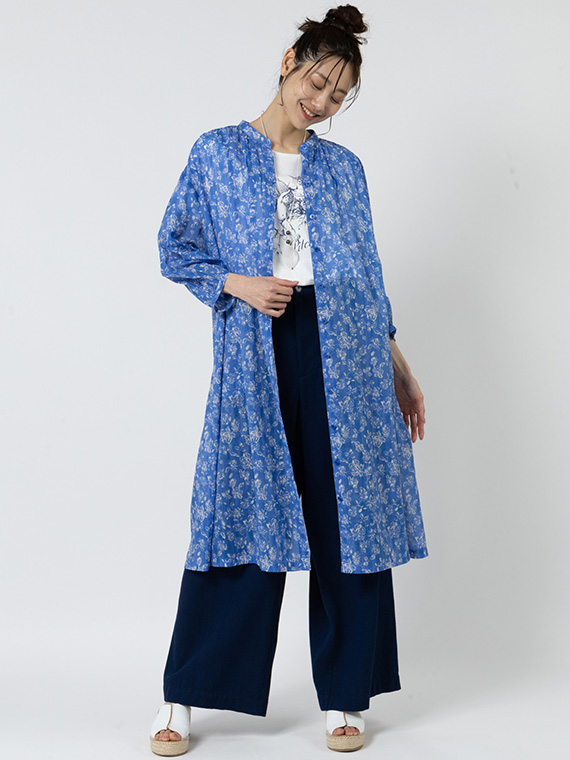 繊細な透け感を持つコットン100％の更紗プリントの前開きワンピースを羽織として、インディゴ染めのワイドパンツを合わせたコーディネートです。ヴィンテージファブリックのような複雑な色調と、奥行きのあるグラデーションが、長年大切に着込まれたようなこなれた格好良さを醸し出します。
モデル身長：165cm