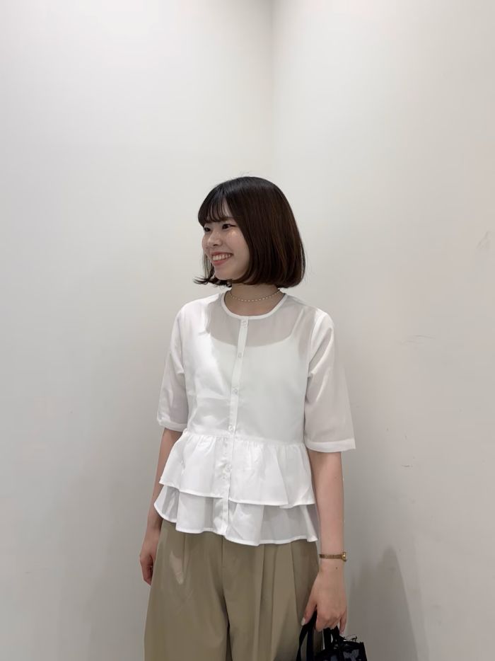 程よいボリュームのフリルが可愛すぎるブラウ
スです♩
私はOFFWHITEをリアルバイしました！