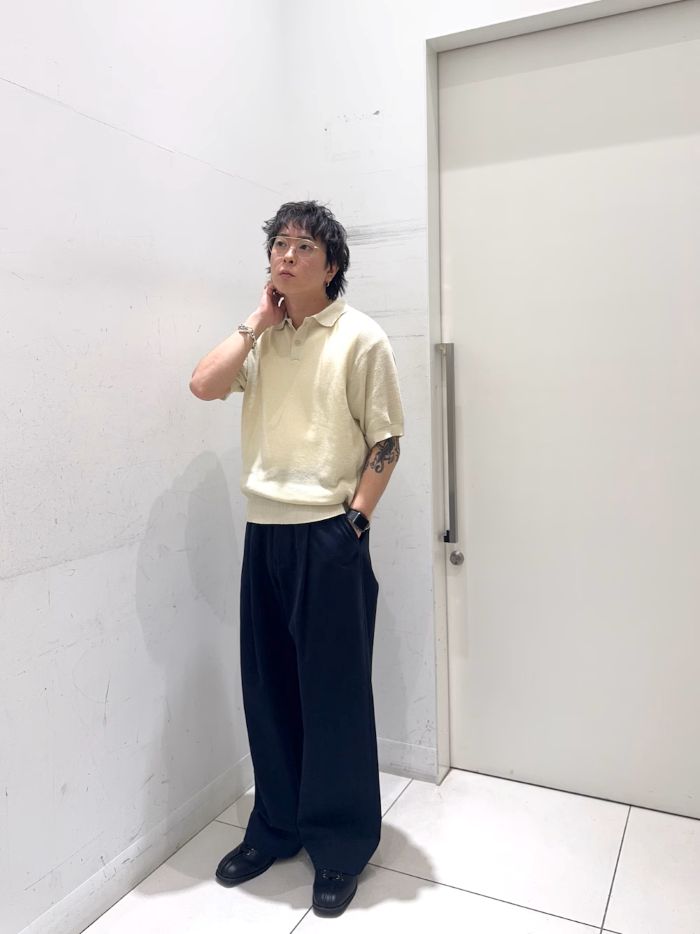 ニットポロのイエローとネイビーで初夏らしく！