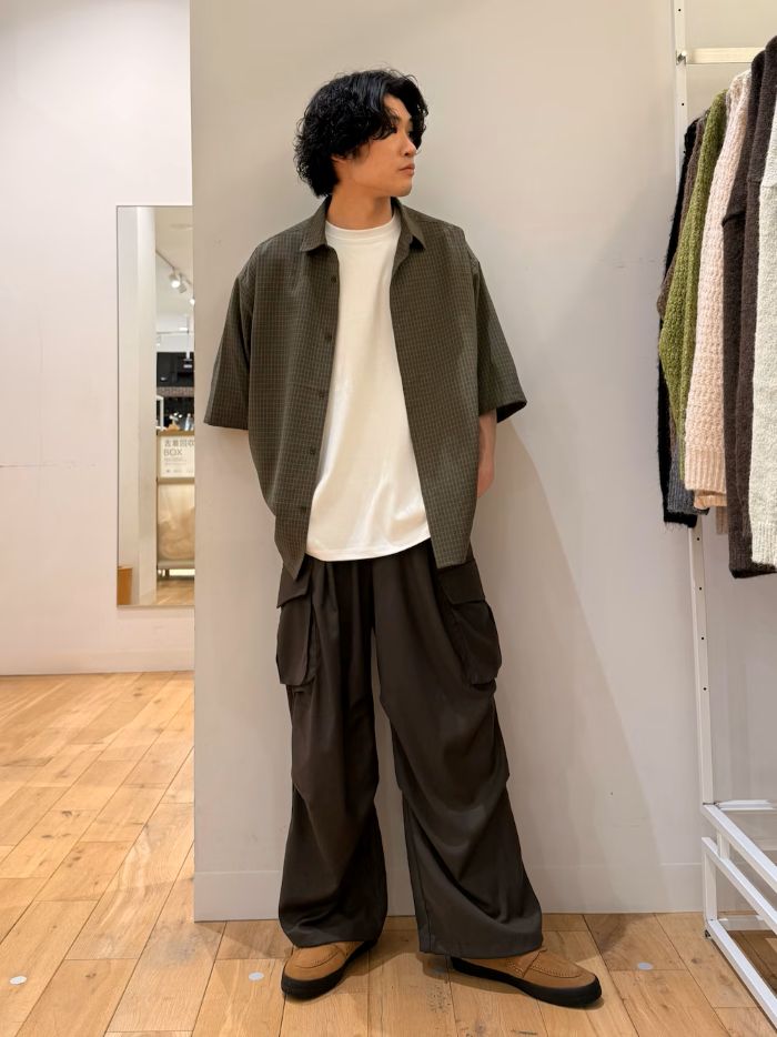 全体的にオーバーサイズなアイテムでコーデ組んでみました。
ゆったり着たいという方にオススメ〇
全体的には緩い感じですが、ローファーでちゃっかり締まった感じに。