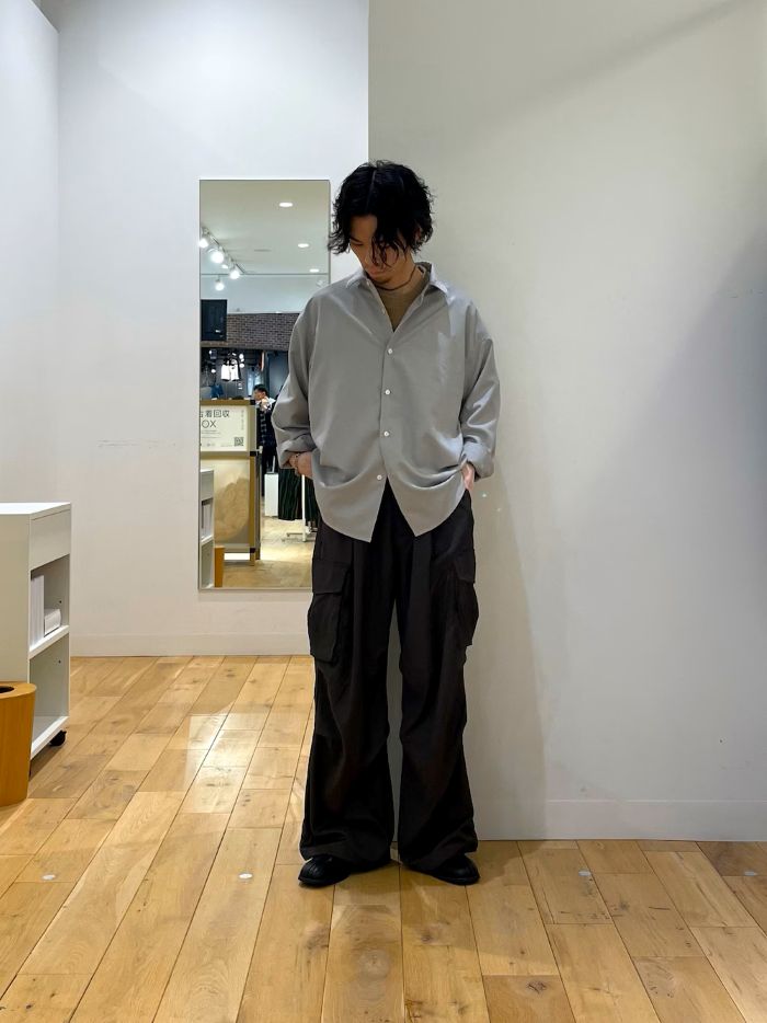 カーゴパンツは色の表記はチャコールですがダークブラウンのような色味で、渋さがありかっこいいです。