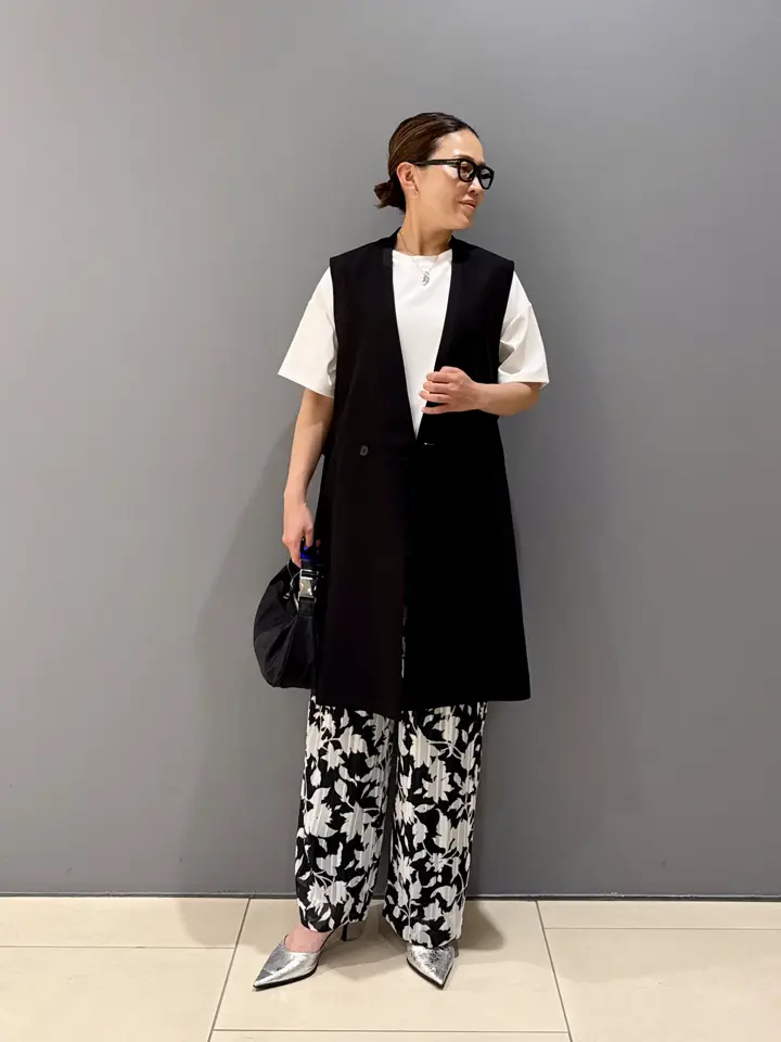 コーディネート身長 160cm

【WEB限定プルオーバー】

別布での切り替えとアシンメトリーな裾がポイントのWEB限定プルオーバーです！
インナー使いにも、一枚着でも着映えする優秀プルオーバー！

シアーコンビジレは
お仕事や、セレモニー、お出かけなど
着回し力の高いおすすめアイテム！

パンツはウエストゴムで楽ちん、素材も軽くて肌触り良く、暑い日もストレスフリーで快適な履き心地です！


着用サイズ
ジレ　　　　　4サイズ
プルオーバー　Sサイズ
パンツ　　　　4サイズ