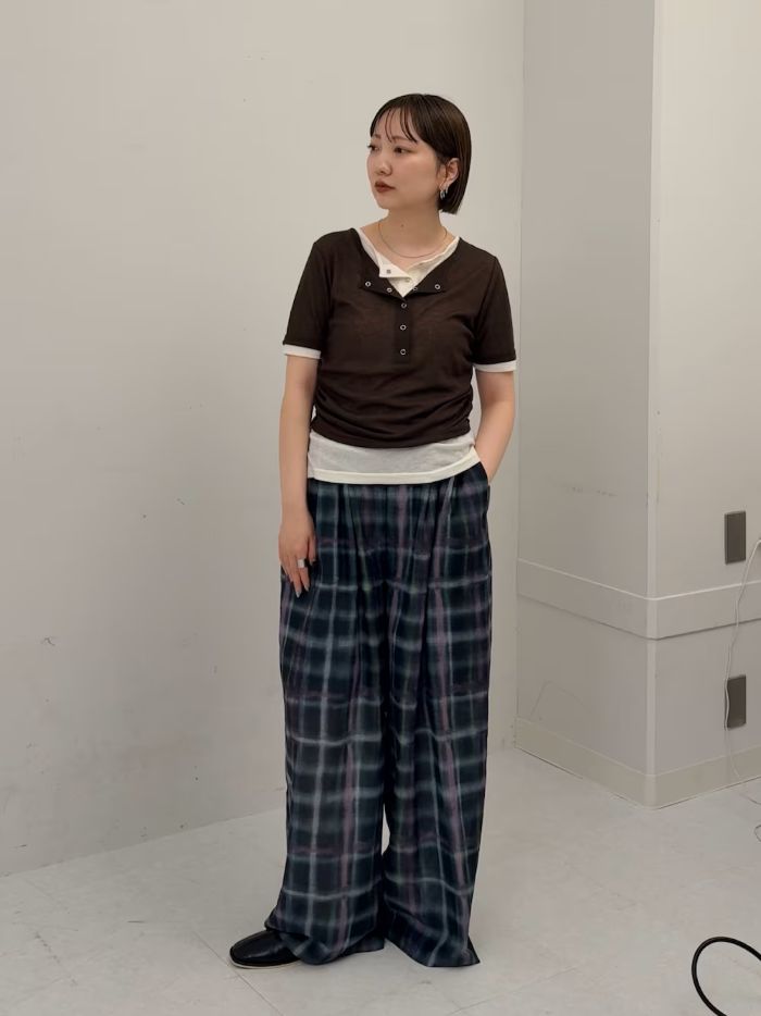 長袖verが人気だったレイヤードカットソー
夏も使える半袖verに！

着るだけでちょっとこなれ感がでます◎
シンプルなので
ボトムには存在感のあるパンツを。
透けすぎず、サラリと着やすいです！
