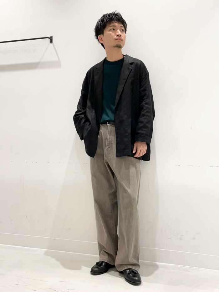 体の線を拾わない直線的でゆとりのあるフォルムを採用しており、気軽に重ね着するだけで大人のこなれた佇まいを完成させます。
暖かい季節の装いを格上げする、頼もしい上着です。