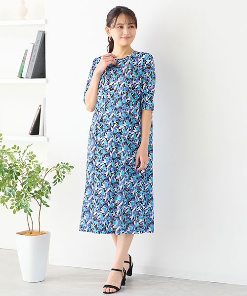 初夏のお出かけに着たい柄ワンピース。煌めき感のあるアクセサリーを添えれば華やかさもアップ。