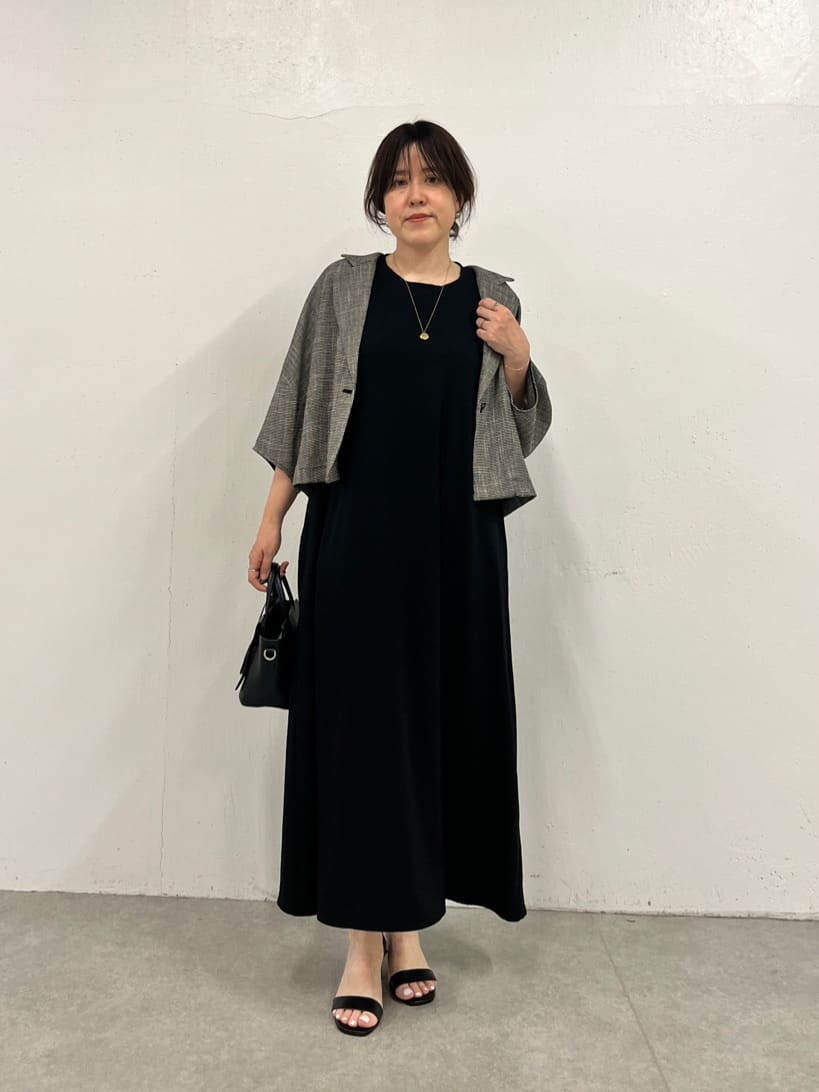 160cm ストレート イエベ春

ハーフスリーブツイードジャケット（ベージュ）
軽さのあるツイード素材で、きちんと感と抜け感を両立したジャケット。

ハーフスリーブなので重たく見えず、気温の変化がある時期にも取り入れやすいデザインです。
ベージュのやわらかい色味が顔まわりを明るく見せ、ブラックとのコントラストも上品にまとまります。

羽織るだけでコーディネートが整う、頼れる一枚です。

・きちんと感のある羽織りをお探しの方
・軽やかにジャケットスタイルを楽しみたい方
・明るさをプラスしつつ上品にまとめたい方

--------------

ストレッチジョーゼットマキシワンピ（ブラック／1サイズ）
落ち感のある素材で、体のラインを拾いにくく、すっきりとした印象に仕上がるワンピース。

ストレッチ性があり動きやすく、長時間の着用でも快適な着心地です。
シワになりにくいため、日常使いからお出かけまで幅広く活躍します。

羽織りを合わせることで、よりきちんとした印象にも対応できる一枚です。

・体型を自然にカバーしたい方
・ラクな着心地ときれい見えを両立したい方
・着回し力の高いワンピースをお探しの方

--------------

ミニハンドバッグ（ブラック）
コンパクトなサイズ感で、コーディネートをすっきりとまとめてくれるバッグ。

ブラックカラーが全体を引き締め、上品で統一感のある印象に仕上げてくれます。
きれいめスタイルにもなじみやすく、さまざまなシーンで活躍します。

・コンパクトで上品なバッグをお探しの方
・コーディネートを引き締めたい方
・きれいめスタイルに合わせやすいバッグが欲しい方

--------------

ブラックのワンピースに、ベージュのツイードジャケットを合わせたコーディネート。

落ち感のあるワンピースで全体をすっきりと見せつつ、ツイードジャケットを羽織ることで、きちんと感と華やかさをプラスしています。

ハーフスリーブの軽やかさとベージュのやわらかい色味が、ブラックの分量が多いスタイリングに自然な明るさを加え、重たく見えにくいバランスに。

さらにブラックのミニハンドバッグを合わせることで、全体を引き締め、統一感のある仕上がりに整えています。

シンプルながらも素材感と色の組み合わせで、無理なく上品にまとまるコーディネートです。