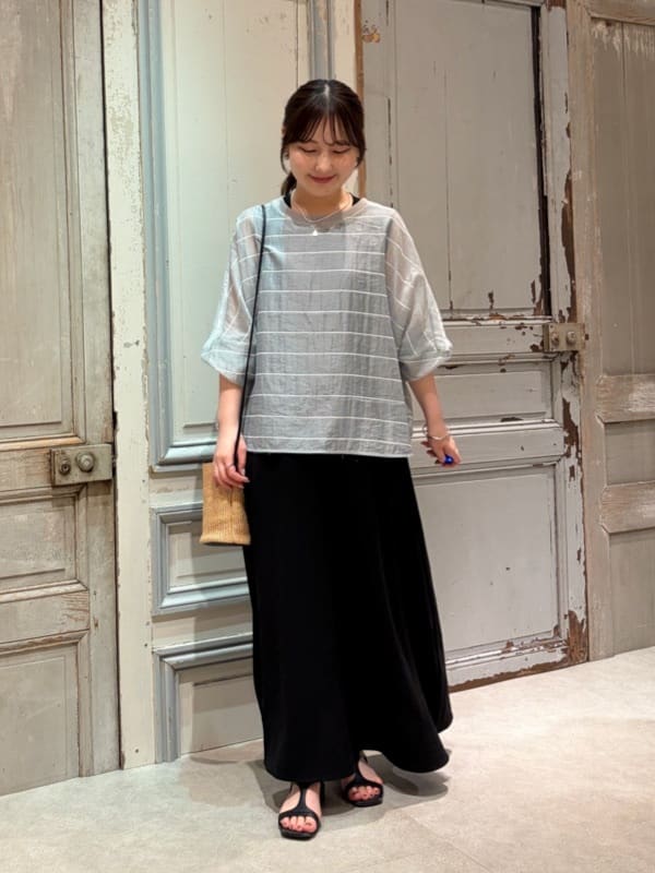158cm ウェーブ イエベ春

【tops】
◻︎シアーボーダーシャツTee
freeサイズ

ラメ糸が入ってほんのりキラッと光るのが可愛いボーダープルオーバーと、インナーのタンクトップがセットになったアイテム。
プルオーバーは、さらっとした肌触りでシアー感があるので、涼しく汗ばむ時期でも快適◎
ドルマンスリーブでゆったりしており、身体のラインを拾いにくいので、シアー素材でも挑戦しやすいです！
タンクトップも伸縮抜群でピタッとしにくく着やすいですよ🙆🏻‍♀️

【onepiece】
◻︎ストレッチジョーゼットフレアマキシワンピ
1サイズ

とても軽くて柔らかい落ち感が綺麗なジョーゼット素材のワンピース。
身幅ゆったり、生地もたっぷり使用されていて体のラインは拾いにくいですが、ストンと落ちてくれるので広がらないデザインになっています。
速乾性が高く、肌に張り付かないので夏でも快適に過ごしていただけます！
サイズは2展開で、158cmの私は1サイズを着用しています。