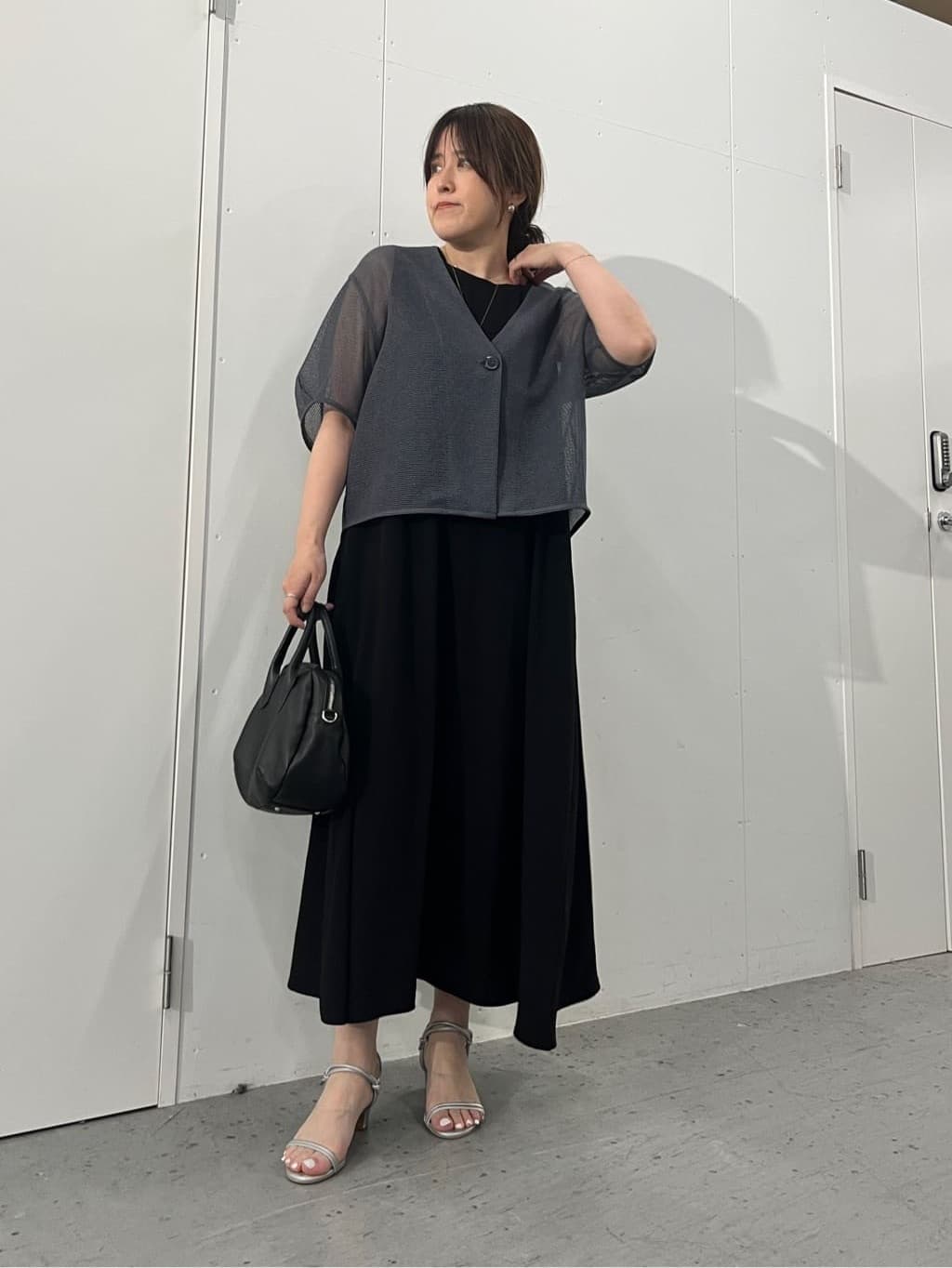 160cm ストレート イエベ春

カラミカーデ（グレー）

軽やかな透け感が特徴のカラミ素材のカーディガン。

グレーはやわらかさがありつつ、ブラックコーデにもなじみやすいカラー。
白ほどコントラストが強くならないので、自然に抜け感を出せる印象でした。

本来はタンクトップとのセットですが、今回はカーディガンのみで着用しています。
前を開けて羽織ることで縦のラインが出て、上半身がすっきり見えやすいバランス。

二の腕まわりもふんわりカバーでき、軽い着心地で重ねても厚みが出にくいのもポイントです。

--------------

ストレッチジョーゼットマキシワンピ
（ブラック／1サイズ）
落ち感のある素材で、すっきりとしたシルエットのマキシワンピース。

ブラックでも重たく見えにくく、縦のラインがきれいに出る一枚です。
実際に着てみると体のラインを拾いすぎず、お腹まわりも気になりにくい安心感がありました。

グレーの羽織りを合わせることで、ブラックの印象がやわらぎ、全体が軽く見える組み合わせです。

--------------

ラウンドミニボストンバッグ（ブラック）
丸みのあるフォルムが特徴のミニボストンバッグ。

ブラックでまとめることでコーディネートが引き締まり、全体のバランスが整います。
コンパクトながら必要なものはしっかり入るサイズ感で、日常使いしやすいアイテムです。

やわらかいグレー×ブラックのコーデに、ほどよい締まりをプラスしてくれます。

--------------

ブラックのワンピースにグレーのカーディガンを重ねた、落ち着きのあるコーディネート。

実際に着てみると、
・ワンピースの落ち感で縦のラインが出てすっきり
・カーディガンで二の腕や上半身を自然にカバー
・グレーを重ねることで全体がやわらかく軽い印象に

と、無理なくバランスが取りやすい組み合わせでした。

白ほど明るくしすぎず、黒だけよりも軽く見えるので、
“落ち着いたまま少し抜け感を出したい”ときに取り入れやすいコーデです。