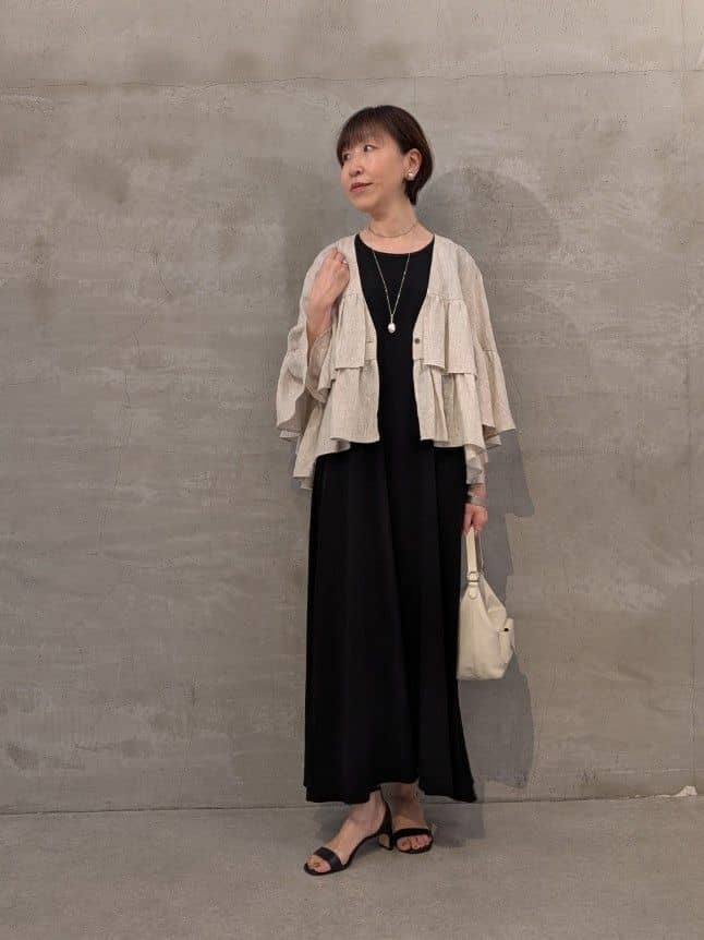 164cm ウェーブ イエベ秋

【ジャケット】
ブラウス感覚で羽織れる、軽やかなジャケット。
ポンチョのようなゆったりした袖なので着ていても暑くないし、二の腕隠しにピッタリです！
シンプルなワンピースや、ノースリーブに合わせるとフリルデザインが際立って素敵ですよ。

【ワンピース】1サイズ着用
肌離れの良いサラサラの生地感で、真夏でも快適に着られそうです。
スルンと落ち感がありマキシ丈ですがボリュームが出ずにスッキリ見えます！　
シワになりにくい素材なのでご旅行用にもピッタリです。
シンプルなデザインなので羽織るもので雰囲気変えられて着回し力の高いアイテムです。

【バッグ】
小さすぎず、大きすぎず、必要最低限のものがしっかり入る見た目以上の容量の多さが人気の理由です！
キズの目立たない質感のレザー、そしてどんな場面でも使えるシンプルなデザインなので、1つあれば大活躍すること間違いなしですよ。