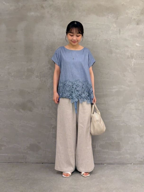149cm ウェーブ イエベ春

【トップス】
ビアズリー定番の裾レースシリーズ。
軽やかなリネン素材の涼しいフレンチスリーブデザインで、ほどよく二の腕をカバーしてくれます。
着用のブルーは透け感も気にならず、ゆったりした身幅で身体のラインも拾いづらいです。
少しゆったりしているので小柄さんは裾を絞ってメリハリを出すのがおすすめです。

【パンツ】着用サイズ:0
定番ウエストリブパンツのリネン素材。
リネンですがストレッチが効いていて、やわらかいので着心地も肌触りも良いです。
Tシャツ合わせなどシンプルコーデも涼しくかつオシャレ見えするので、リネンボトムは一本抑えておきたいアイテムです！