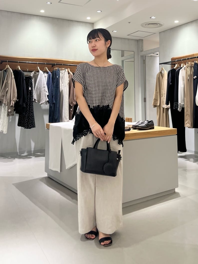 151cm ストレート イエベ秋

【 blouse 】freeサイズ

大人気の裾レースシリーズ。

裾のレースが目を惹きます。

裾には紐が通っており、お好みでシルエットが調整いただけます◎

またフレンチスリーブとなっており、
二の腕も気になりずらいお作り。

【 pants 】0サイズ

大人気のウエストリブシリーズ。

151cmで0サイズ着用。
足首くらいの丈感で裾上げなしで履けました◎

夏の暑い時期に重宝する1枚です。