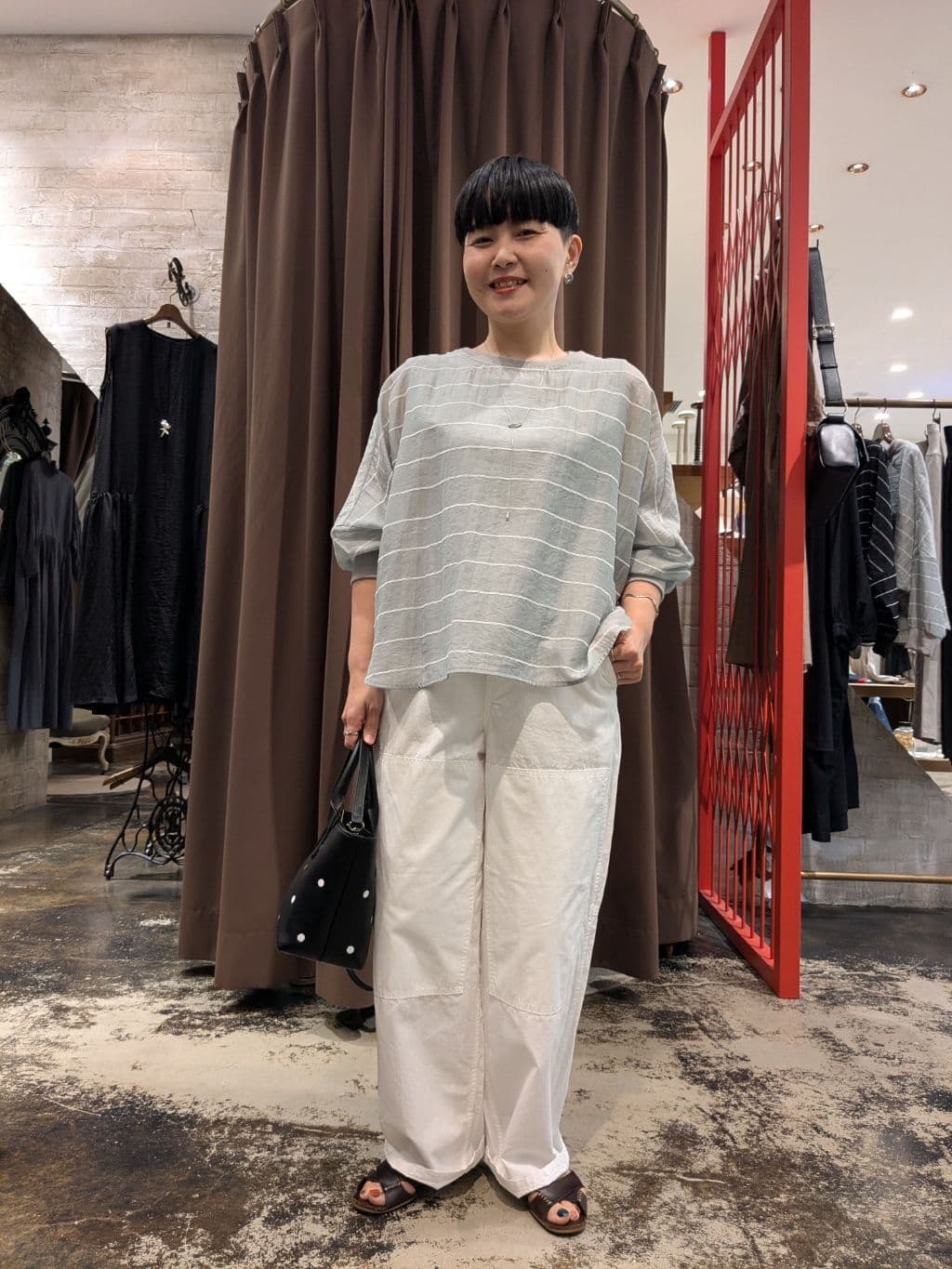 153cm ウェーブ イエベ秋

【初夏におすすめのアイテム🔖】

涼し気なシャドーボーダーの薄手の生地に、
リブ袖をデザインしたTシャツ。

ドルマンスリーブですが、リブ袖なのでキュッと止める事が出来て
ブカブカには見えません🙆✨

着丈も短めなので、低身長さんでも、
タックパンツ・ワイドパンツ・カジュアルパンツ・オフィスパンツ
様々なパンツと合わせて着ることが出来ますよ☺️

同系色のタンクがセットなのも嬉しい！

フリーsize/４色展開