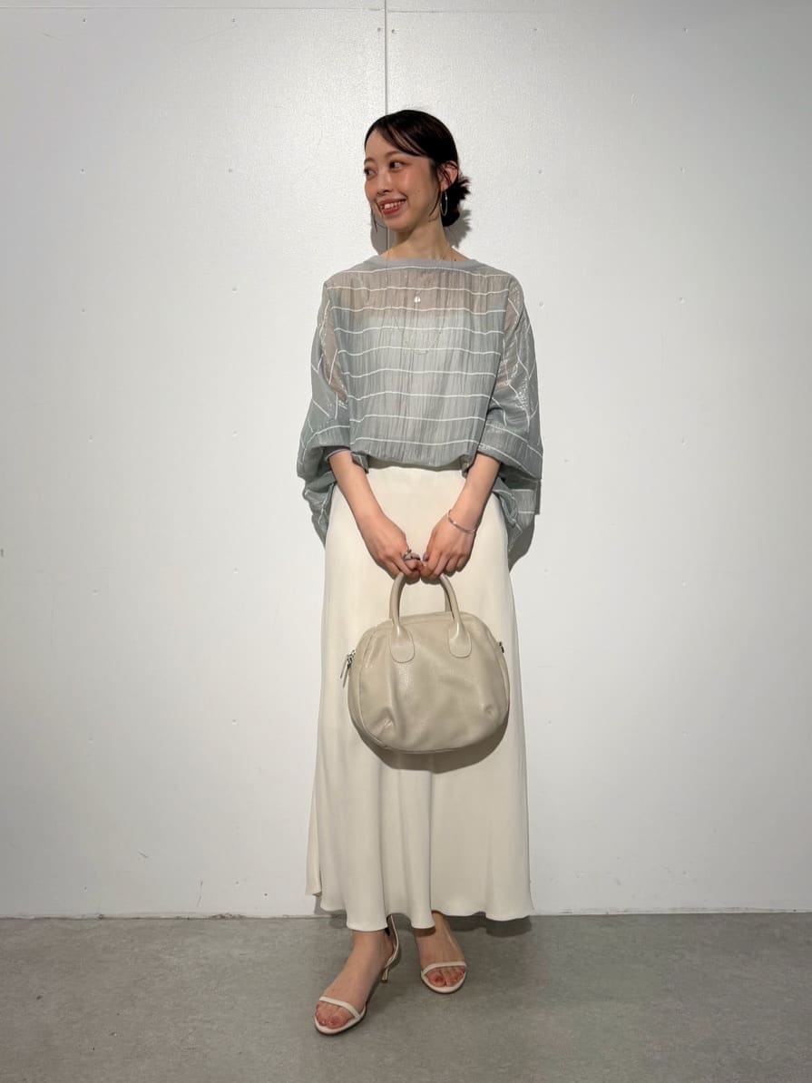 154cm ウェーブ イエベ春

【トップス】着用サイズ：F

タンクトップとシアーブラウスがセットになったアイテム。
ラメ糸をさりげなく織り込んだシアープルオーバーは軽やかな印象です◎
ゆったりとしたドルマンスリーブは体のラインを拾いにくく、リラックス感のあるシルエットになります。
154cmで腰骨が隠れる丈感。
ボトムによって前だけタックインしたり、バランスを整えるのがおすすめです！