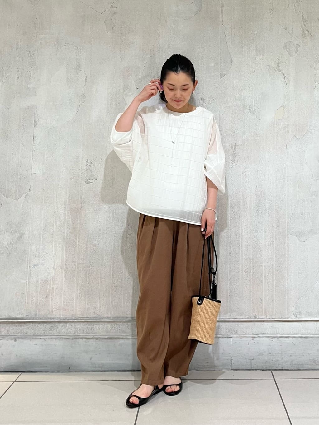 156cm ウェーブ ブルベ夏

【tops】着用サイズ　　F size
シアーのチェックが今っぽい
タンクトップとセットになった嬉しいアイテム

たっぷりシルエットで身体のラインはカバーしつつ
程よく丈感がありヒップラインも隠れる安心な一枚

シンプルなシルエットなので
さまざまなアイテムに合わせやすいトップスです。


【pants】着用サイズ　　0size
ウエストがゴムの楽ちんパンツに
コクーンシルエットのデザインが登場

リネン素材なので軽くて穿きやすく　
他と差をつけたい時におすすめのパンツ
156cmの私の身長で、かかとくらいのしっかりと丈感のあるシルエットです。