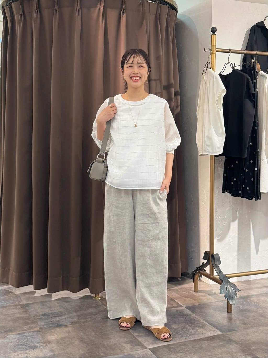 158cm ストレート イエベ秋

【blouse】着用サイズ:F
タンクトップとセットになったシアーブラウス

とっても軽くてインナータンクはストレッチ抜群。
着心地が楽です。

腰回りしっかりがくる着丈ですが
長すぎずな着丈なので
ワイドパンツでもスカートでもお召しいただけます。

袖口のリブも柔らかいので
ストレスフリーです。

洗濯　：手洗い可
伸縮性：インナータンクのみあり
透け感：あり
裏地　：なし


【pants】着用サイズ:1
ストレッチの効いたリネンパンツ

ウエストはリブ仕様で
お腹周りもスッキリ履けます。

股上が深いので、
股上のラインやヒップラインも響かず
綺麗にお召しいただけます。

158cmの私は
1サイズで踵くらいの着丈です。

洗濯　：手洗い可
伸縮性：あり
透け感：なし
裏地　：なし