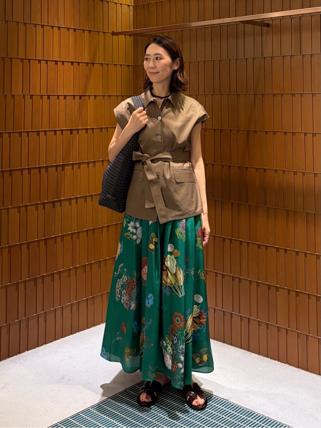 身長167㎝　端正なシャツジャケットに、美しいプリントスカートで柔らかさを足したスタイリング。
発色のよいグリーンにブーケ柄が映えるスカートは、シルクの軽やかな揺れ感、シーズンレスで楽しんでいただけます。
シャツジャケットは、ベルト使いで雰囲気を変えることができ、張りのある生地で肌離れがよいため暑い日も快適に着用していただけます。