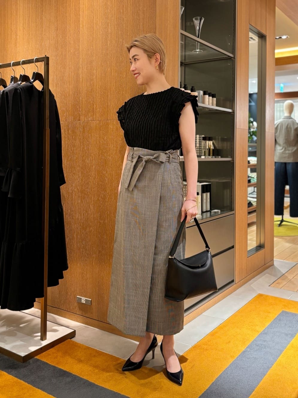 身長162㎝　〈Ballsey〉グリッドカットジャカード フリルフレンチブラウス

透かしジャカードの表情豊かな織り地が目を惹く、フェミニンなフリルブラウスです。
素材には、コットンナイロンのナチュラルな風合いを活かした、程よくハリのある質感を採用。
このパリッとした質感があるからこそ、フリルがへたらず、一枚で着た時にも間延びしない迫力のあるシルエットをキープしてくれます。

肌離れの良い清涼感のあるタッチも、これからの季節に嬉しいポイントです。
肩先をカバーしてくれるフレンチスリーブは、腕をスッキリと見せてくれる視覚効果も。
着丈はボトムスにインしてもアウトしても決まる絶妙な長さに設定しているため、ワイドパンツでハンサムに合わせたり、タイトスカートできれいめにまとめたりと、ボトムスに合わせて自由なバランス調整が可能です。

〈Ballsey〉ミックススラブストレッチ マキシラップスカート

不規則な太さの糸を組み合わせて織り上げた、表情豊かなスラブ調のラップスカートです。
複数の糸が織りなす独特の節と凹凸感が、フラットな生地にはないナチュラルな風合いを演出します。

シルエットは、体のラインを綺麗に見せるタイトフィット寄りのストレートラインです。
共布のベルトでウエストをキュッとマークすることで、腰位置が高く強調され、スタイルアップ効果も期待できます。
広がりすぎないストレートシルエットのおかげで、凛とした知的なムードで着こなせる一枚です。
