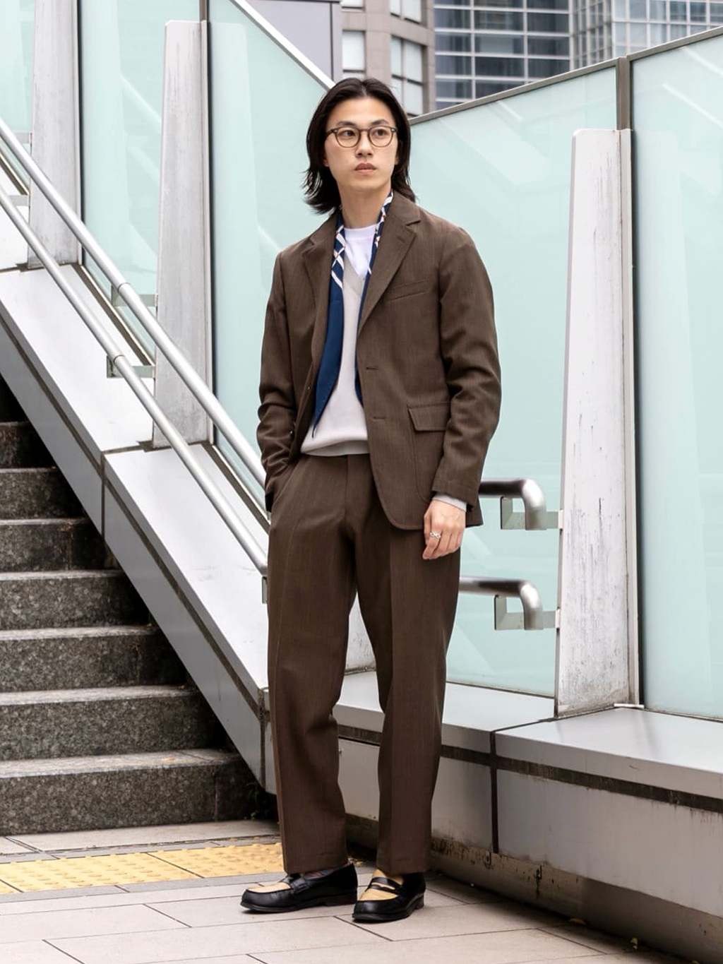 身長170㎝　〈TOMORROWLAND 〉

英〈ALFRED BROWN〉社のTROPICAL WORSTEDを使用したセットアップ。

「FRESCO(フレスコ)」と呼ばれる高温多湿な気候に適したサマースーティング素材です。

優れた通気性、高い防シワ性、ドライな肌触り、耐久性が特徴で、英国素材の良さを感じられるマスターピースです。

デザインは、毛芯仕立て＋肩パット仕様のアイビーブレザーをアップデートさせています。
肩廻りはアイビールックのナチュラルショルダーに仕上げコンフォートなシルエットに仕上げました。