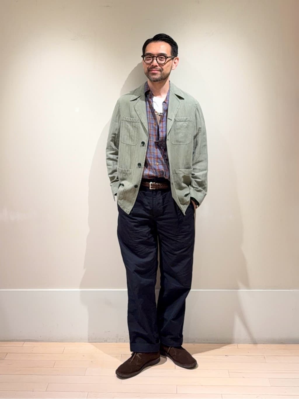 身長175㎝　ミリタリー テイストのブルゾンと、チェックのシャツは好相性です。
インナーのカットソーのプリントをチラ見せさせて、
コーディネートに奥行きを持たせています。
