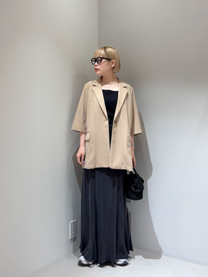 ハーフスリーブジャケットが入荷しています。
夏でも涼しく、きちんと見え。
ワンピの上からサッと羽織るのもおすすめです。