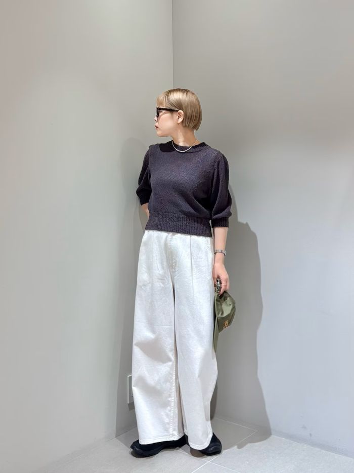 立体的で華やかなボリューム袖が、女性らしさを引き立てるショート丈ニット。

肌離れのよいコットン素材を採用しているため、汗ばむ季節でも快適な着心地を保ちます。
ご自宅で手洗いができるイージーケア仕様も、これからの時期には嬉しいポイントです。