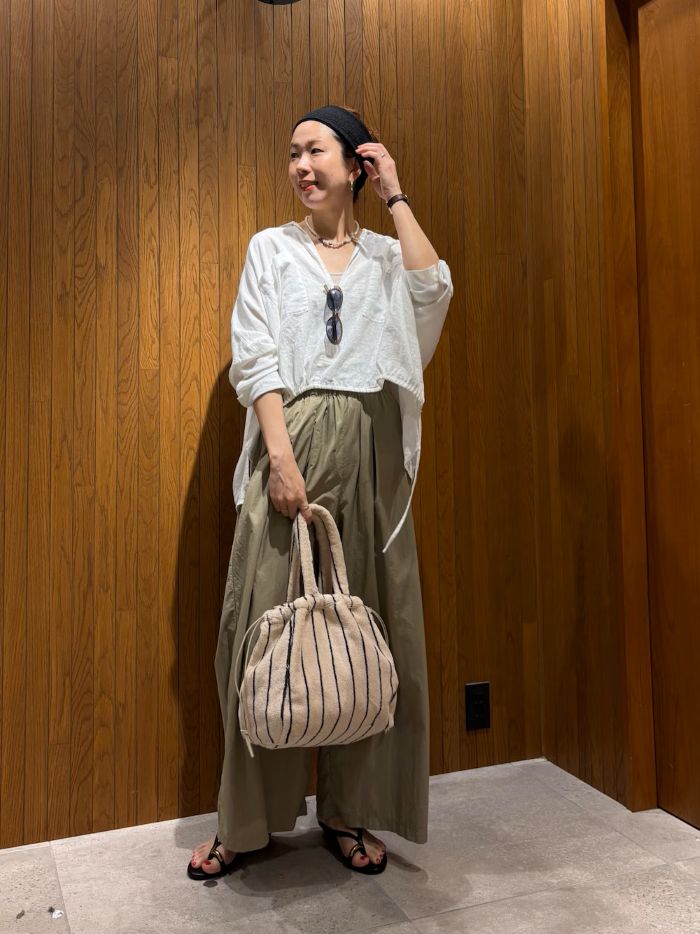 ・パンツ
サラッとした素材で、真夏も履けます！
シワにもならず洗ってすぐ履けるもの
お手軽でおすすめです。

私は38を履いていて、
若干短めの丈感でした！