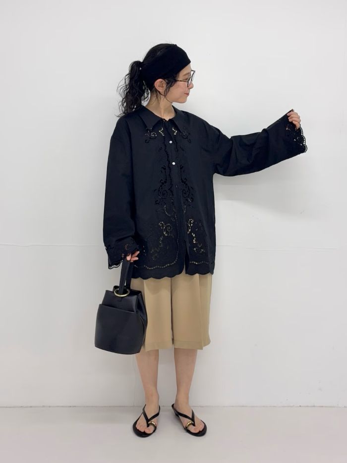 ▶︎UR カットワーク刺繍シャツ
綿100%のコットンレースと刺繍が
映える大人シャツブラウスです。

私の体型でヒップが隠れる着丈です。
袖はやや長めで手元も映えるお洒落なデザイン。
1着でも羽織っても主役になるトップスです。