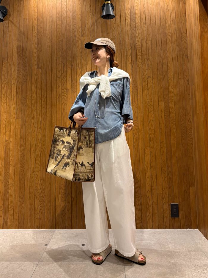 ・デニムシャツ
柔らかくて肌あたりの良い素材です。

生地は薄いのですが、
そこまで透け感が気にならなかったので
インナーも選ばず着て頂けます。

全体的にゆったりとしていて
着やすいオーバーサイズです。