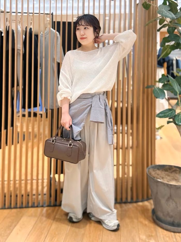 【パンツ】
たっぷりギャザーのワイドパンツは機能性面も抜群です。
撥水加工をしているので突然の雨なんかも安心して履いていただけますよ。
小さいお子様がいる方も、動きやすくて汚れも気になりにくいので公園コーデにもオススメです。