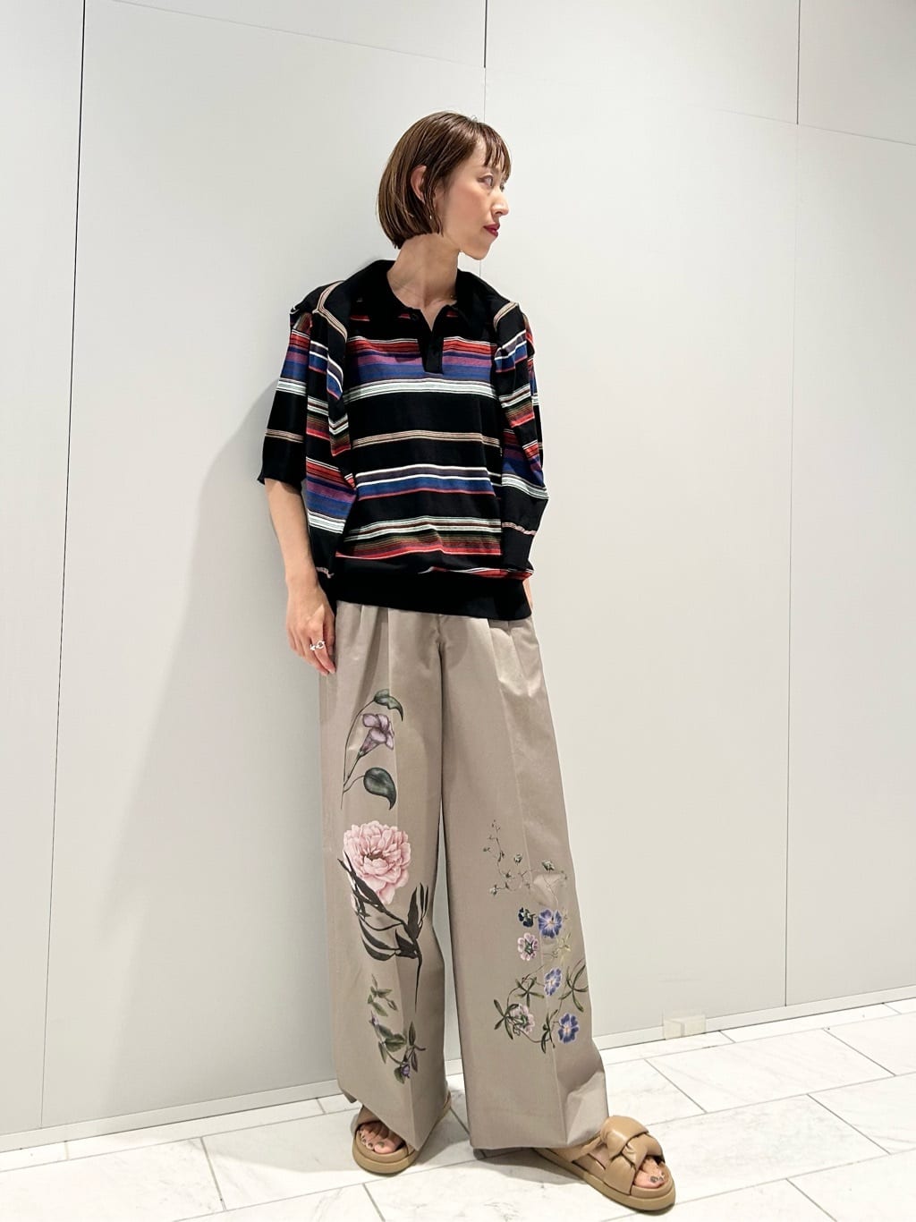 身長163㎝　〈CABaN〉コットンカシミヤ マルチボーダー ポロプルオーバー

コットンカシミヤの細番手糸を使用し、天竺編みで仕上げたマルチボーダーニットシリーズ。

多色使いでピッチに緩急をつけ、リズム感ある〈CABaN〉らしいボーダーに仕上げました。

使用している色は全て〈CABaN〉オリジナル染色の糸を組み合わせた、唯一無二のカラーリング。

コットンのさらっとした肌触りにカシミヤの柔らかさをプラスし、軽さがありながらもほど良い温かみのある一着です。

マルチボーダーを全面に取り入れた、ハーフスリーブのニットポロ。

やや丸みのある袖と〈CABaN〉らしい大きめの襟がポイントです。

カジュアルになりすぎず、きれいめなスタイリングにも合わせやすい一着。

3サイズ展開でユニセックスでご着用いただけます。
