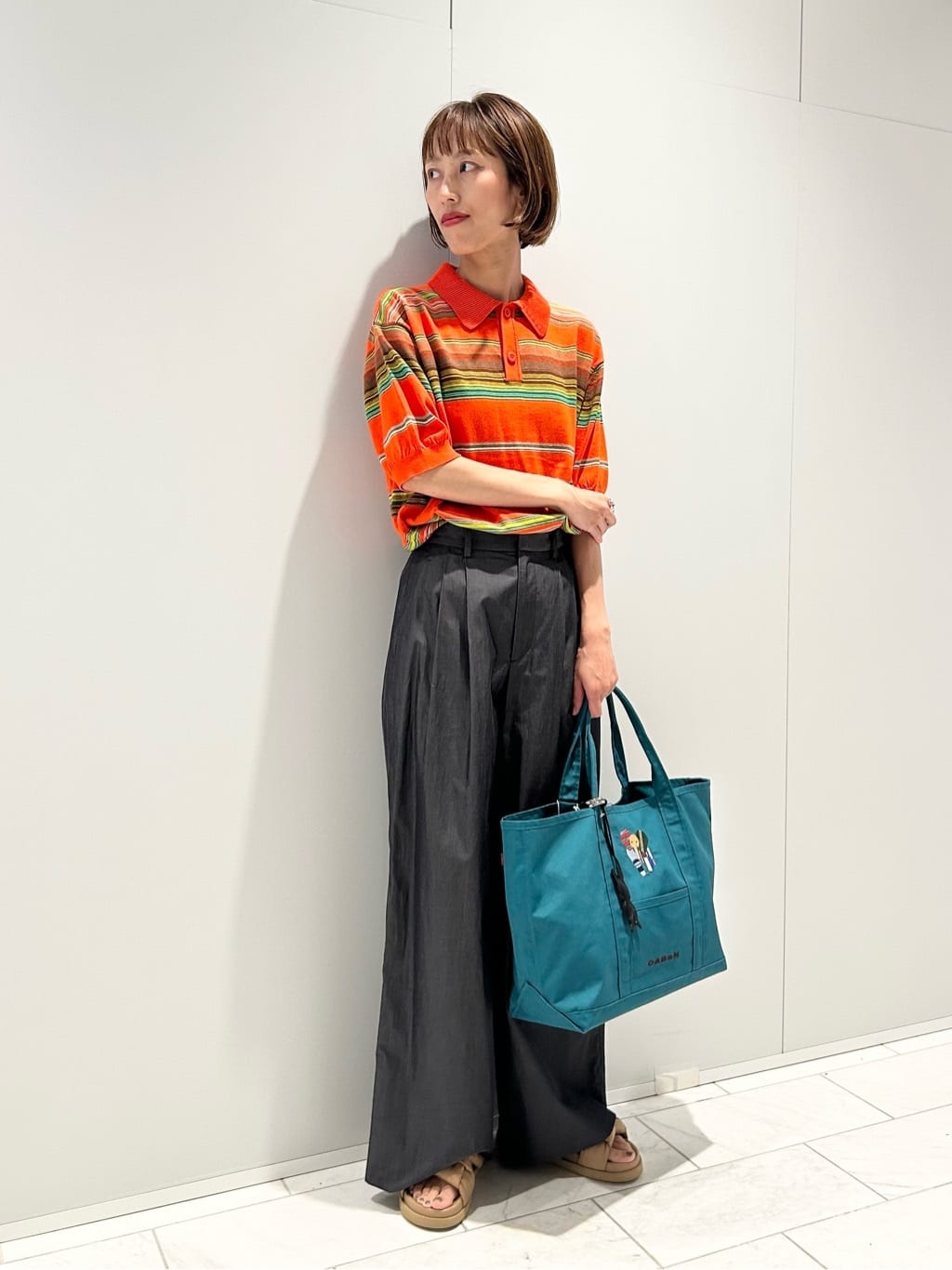 身長163㎝　〈CABaN〉コットンカシミヤ マルチボーダー ポロプルオーバー

コットンカシミヤの細番手糸を使用し、天竺編みで仕上げたマルチボーダーニットシリーズ。

多色使いでピッチに緩急をつけ、リズム感ある〈CABaN〉らしいボーダーに仕上げました。

使用している色は全て〈CABaN〉オリジナル染色の糸を組み合わせた、唯一無二のカラーリング。

コットンのさらっとした肌触りにカシミヤの柔らかさをプラスし、軽さがありながらもほど良い温かみのある一着です。

マルチボーダーを全面に取り入れた、ハーフスリーブのニットポロ。

やや丸みのある袖と〈CABaN〉らしい大きめの襟がポイントです。

カジュアルになりすぎず、きれいめなスタイリングにも合わせやすい一着。

3サイズ展開でユニセックスでご着用いただけます。