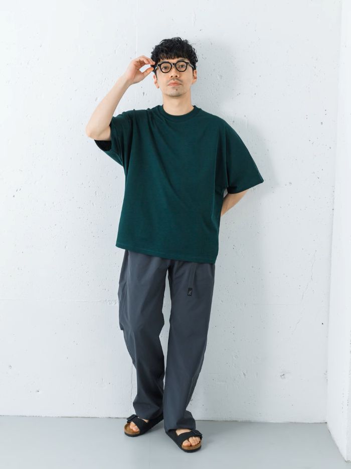 綿100%で機能性をもたせたリラックスTシャツにキレイめ見えする別注グラミチと別注ビルケンを合わせたスタイル。
URだけでしか手に入らないコーディネート！