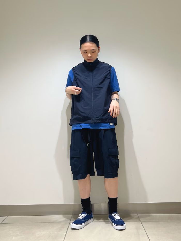 気温が高い季節を涼やかに乗り切るための、頼もしい短丈ボトムスが登場しました。
昨年よりもさらに改良を加えた特別な生地を用いており、水分を素早く吸い上げ、常にサラサラとした心地よい肌触りを保ちます。