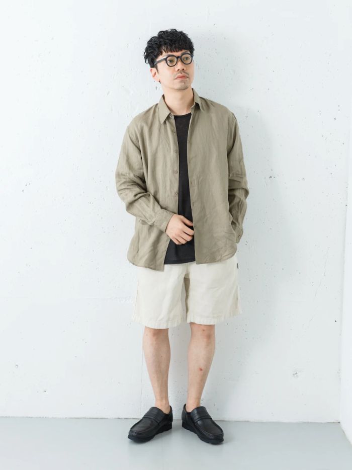シャツはMサイズで余裕のあるリラックスシルエットです。
着丈は長すぎず腕周りと身幅にゆとりがある、
合わせやすくて楽なサイズ感です。
上質なのでチクチク感もなく柔らかく涼しいです。