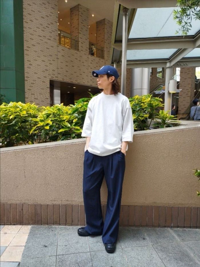 エクストラルーズシルエットのTシャツにネイビーのスラックスを合わせた、シンプルなコーディネートにしてみました！

とにかくファッションは楽が1番！シンプルが好き！って方にオススメです〇