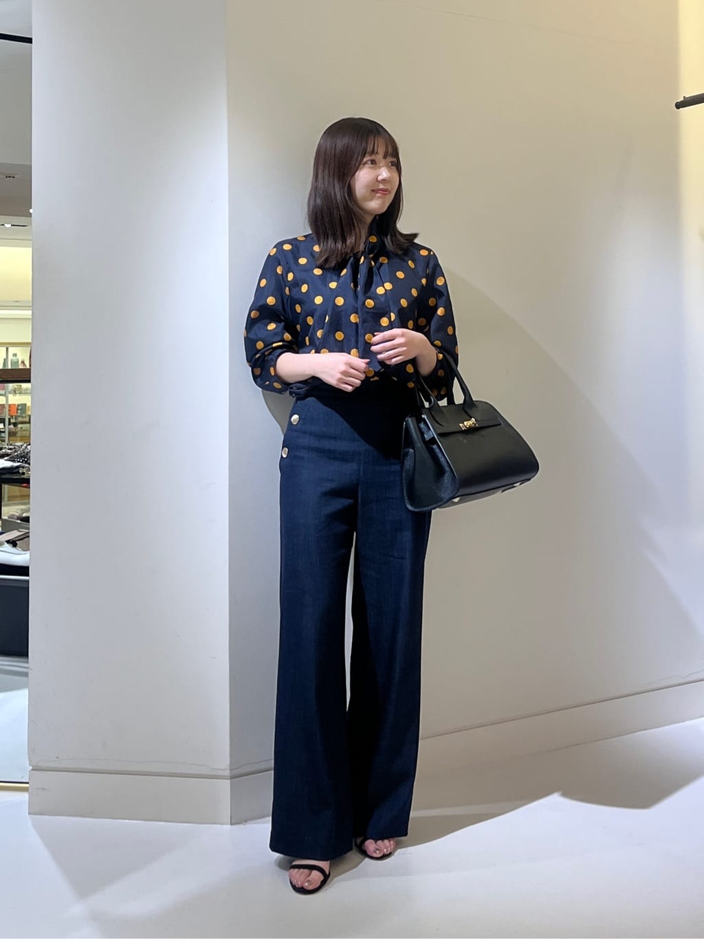 【ポルカドットブラウス】　着用サイズ：2(FREE)

リボンと透け感のあるドットで華やかなブラウス。
ネイビーにオレンジのドットが目を引くアイテムです。
程良い透け感があり甘過ぎないので一枚でも◎
また、袖のバルーンシルエットが可愛らしくお洒落で今年らしいポイントに。
ドット好きにはたまらない1着。

※手洗い可能


【デニムライクマリンパンツ】　着用サイズ：0(XS)

デニムライクな風合いが魅力のマリンパンツ。
ウエスト周りはすっきりと、腰位置を高く見せてくれるスタイルアップパンツです。
360度どこから見てもシルエットが綺麗で脚長効果もあるのでおすすめ◎
シャツやブラウスはもちろん、カットソーとも相性が良く、デイリーからきれいめスタイルまで対応できるアイテムとなっております。

※手洗い可能


スタッフ身長：156cm