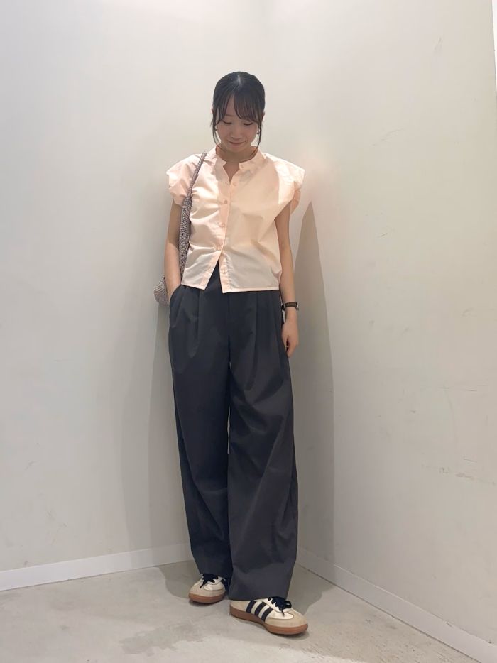 袖元がパフショルダーデザインで
ふんわりかつ、華奢みえさせてくれるトップス〇
ボトムススカート合わせでもかわいいですよ♩