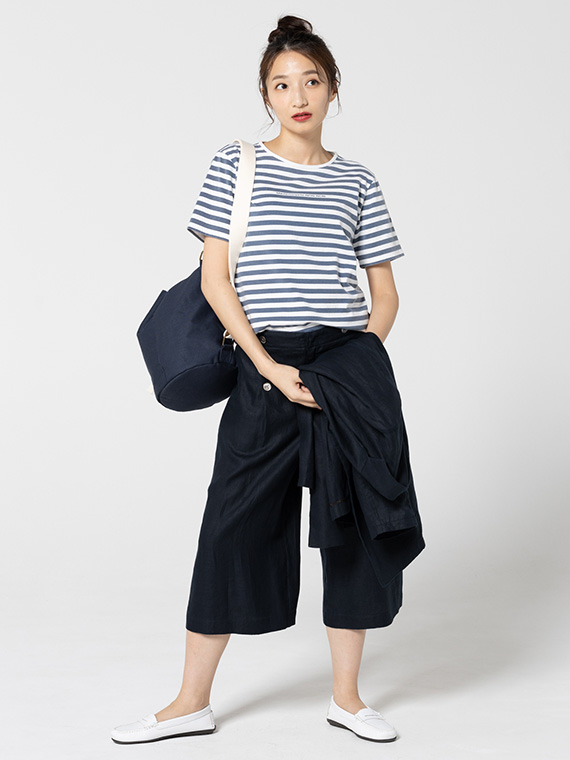 [Tシャツ]何年も着込んだかの様なヴィンテージ感をお楽しみいただけます。
[パンツ]上質なノルマンディリネンを使用し、軽やかさと上品さを兼ね備えたキュロットパンツ。ボーダートップスと合わせれば、爽やかな大人のマリンコーデが完成です。
モデル身長166㎝