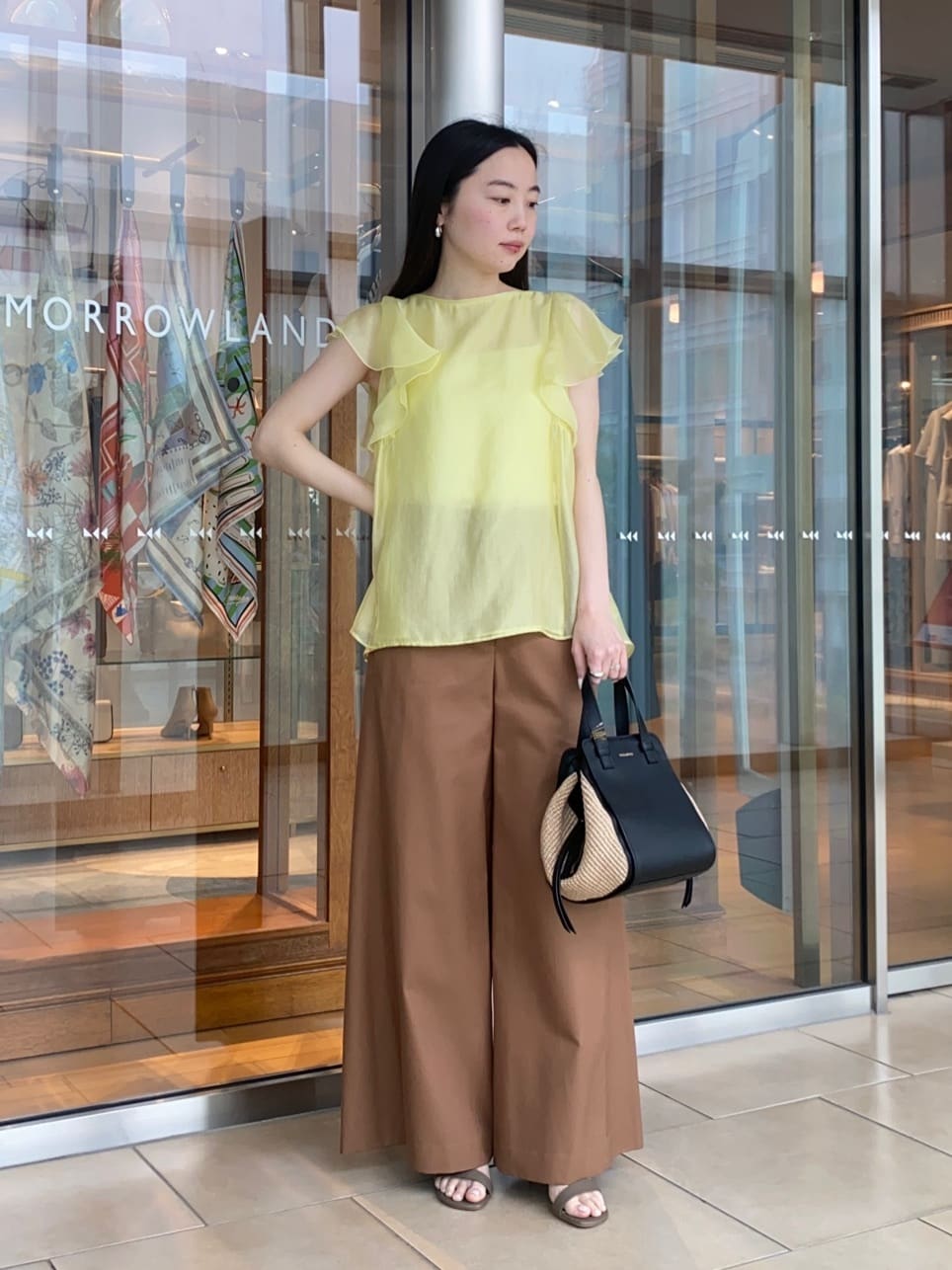 身長158㎝　〈Ballsey〉
セルロースポリエステルオーガンジー フレアスリーブブラウス。
繊細なオーガンジー素材に、軽やかに揺れるフレアスリーブが印象的なブラウスです。
透明感のあるイエローカラーがスタイリングに華やぎかさをプラスし、夏らしい抜け感を演出してくれます。
ふんわりとしたシルエットながらも、落ち感のある素材で甘くなりすぎず、上品なバランスでお召しいただけます。

〈Ballsey〉
コットンギャバジン ワイドフレアパンツ。
上質なコットンのハリ感が、美しいフォルムを描くワイドフレアパンツです。
腰まわりはすっきりと、裾にかけて広がるシルエットが、動くたびに軽やかなニュアンスを演出します。
シンプルなトップスを合わせるだけで洗練された印象にまとまります。