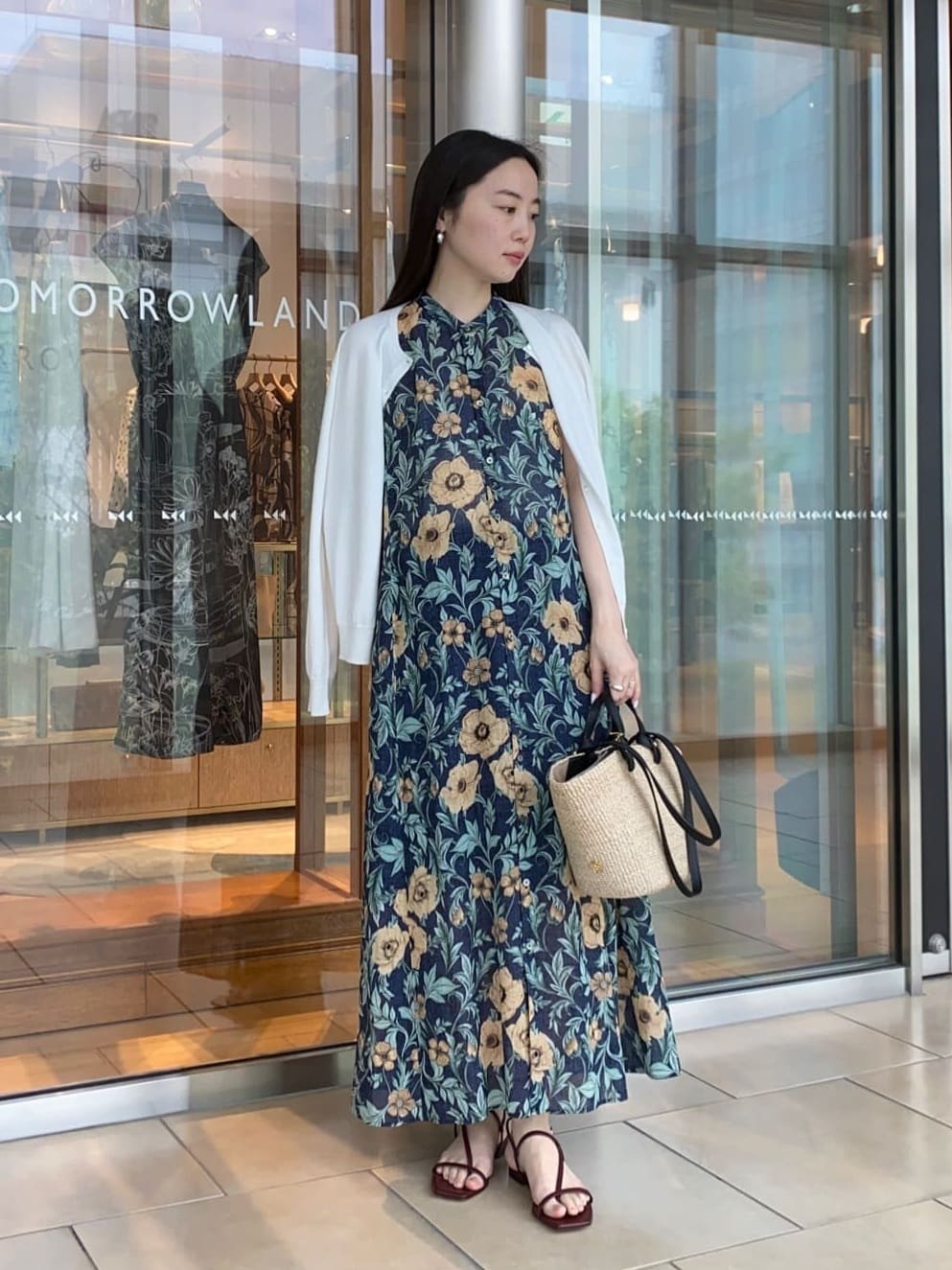 身長158㎝　〈MACPHEE〉
ウォールペーパープリント ノースリーブワンピース。
落ち着いたトーンにフラワープリントが印象的なノースリーブワンピースです。
ほどよく広がるシルエットが軽やかな動きを生み、1枚でスタイリングが完成する存在感のある一着です。
シックな配色が甘さを抑え、デイリーからお出かけまで幅広く活躍します。フラットシューズでリラックス感を、ヒールでエレガントな雰囲気を添えるなど、足元次第で表情の変化も楽しめます。